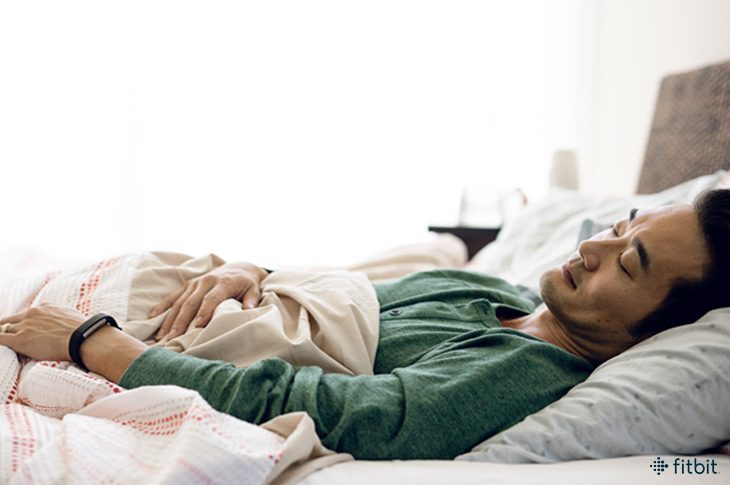 睡眠阶段：使用Fitbit Alta HR跟踪睡眠的男人必威官网