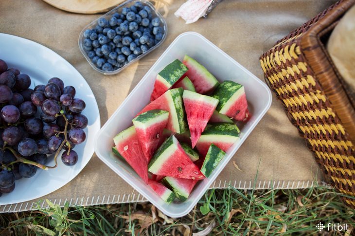 野餐毯上的健康夏季小吃